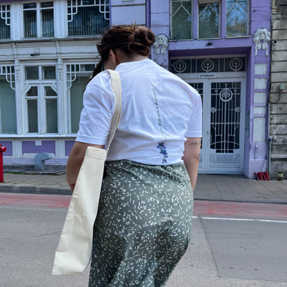 Тениска „Цъфнала и вързала“